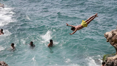 Hesap ödememek için denize atladı