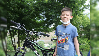 Parkı temizleyen babasına yardım eden İsmail'e İBB'den bisiklet 