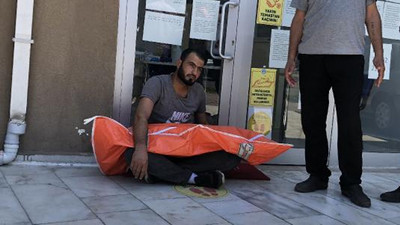 Sığınmacı baba çocuğunun cansız bedeniyle saatlerce kapıda oturdu
