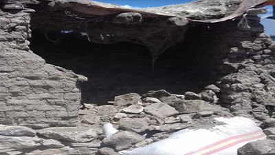 Van'da 5.4 büyüklüğündeki deprem sonrası bir ev yıkıldı