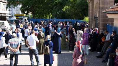 YKS sınavında sosyal mesafe unutuldu