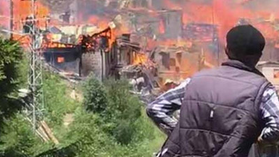 Artvin'de korkutan yangın: Köy evleri alev aldı