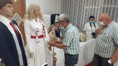 Düğünlerde koronavirüs önlemi: Takılar cansız mankenlere takıldı