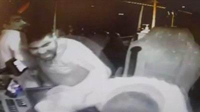 Maskesiz alamayacağını söylediği için otobüs şoförünü darbettiler