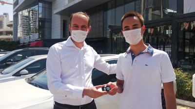 YKS birincisine lüks otomobilini hediye etti