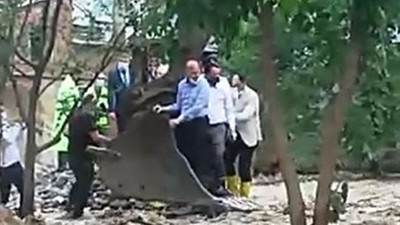 Bakanlar kepçe üzerinde mahsur kalanlara ulaştı