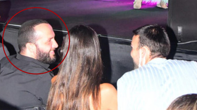 Şarkıcı Berkay, görevlilerin uyarısına rağmen maske takmadı