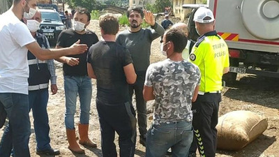 Selde bulduğu fındık çuvalını çalmaya çalışırken yakalandılar