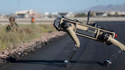 ABD ordusu üs güvenliği için 'robot köpekleri' test etti