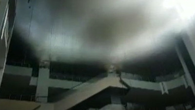 AVM'de yangın, asansörde mahsur kaldılar