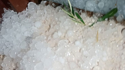 Ayvalık’ta ceviz büyüklüğünde dolu