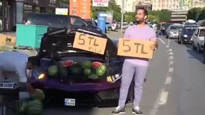Beyoğlu’nda lüks otomobilde 5 liraya karpuz sattı