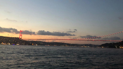 İstanbul'un köprüleri '7 Eylül Dünya Duchenne Farkındalık Günü' için kırmızıya büründü