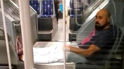 Metrobüste skandal görüntüler, sigara içti