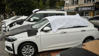 Milyonluk araçları doludan yastık yorganla korudular