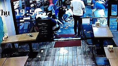 Sokaktan geçenler şaşırdı, başlarına para yağdı 