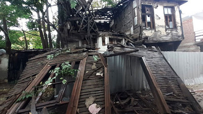 Edirne'de sağanak; ahşap bina çöktü