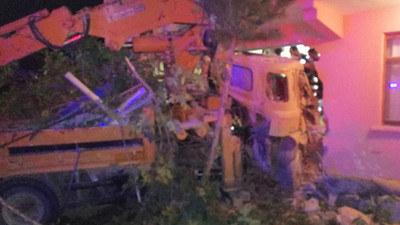 Freni boşalan vinç, eve girdi: 4 yaralı