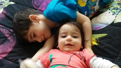 İki kardeşe teşhis konulamıyor: Kan kusuyorlar, derileri dökülüyor