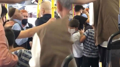 Kadın, maskesini yarım takan yaşlı adama tokat attı