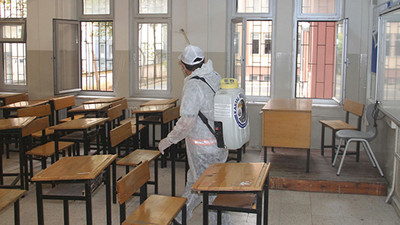 Kartal Belediyesi, öğrencileri ile buluşacak okulları dezenfekte ediyor