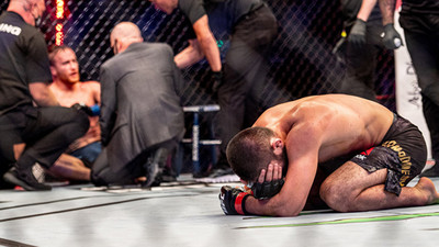 Khabib Nurmagomedov nakavt etti, emekli oldu