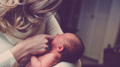 Koronaya yakalanan anne, bebek emzirebilir mi?