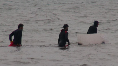 Midye avlıyorlardı, polisi görünce denize kaçtılar