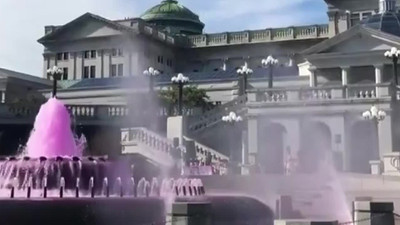 Pensilvanya Eyalet Meclisi Binası'nın önündeki çeşmeden pembe sular aktı