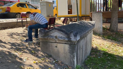 Taksi durağında 2 bin yıllık lahit