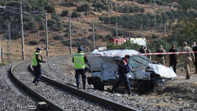 Tren, araca çarptı: 1'i çocuk 2 kişi hayatını kaybetti
