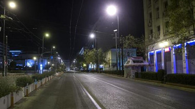 Yunanistan'da sokağa çıkma yasağı başladı