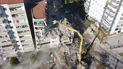 3 katı çöken Yılmaz Erbek Apartmanı'nda yıkım çalışması sürüyor