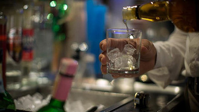 Alkol koronavirüsü öldürüyor mu? Tartışılan konuyu uzmanı yanıtladı...