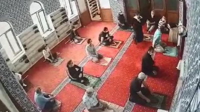 Erkeklerin kıldığı alanda namaz kılmak isteyen kadın şikayet edildi