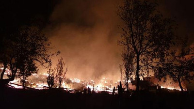 Korkutan yangın: 1 cami ve 10 ev yandı