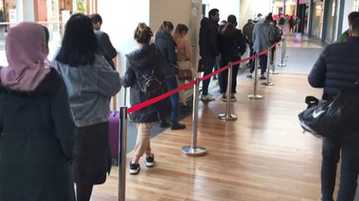 Koronavirüse aldırmadılar: AVM'lerde indirim kuyruğu