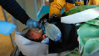 Yeni doğmuş bebeği soğuk havada çıplak halde terk etmişler