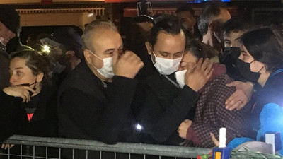 Yıkılan Rıza Bey Apartmanı önünde yürek burkan görüntüler