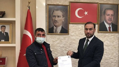 AKP ilçe teşkilatı, Atatürk portresini Erdoğan'ın portresinin altına indirdi