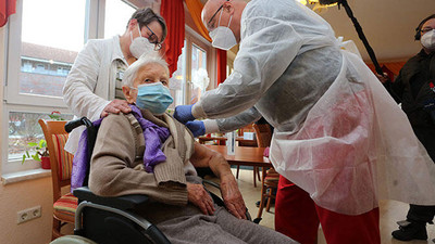 Almanya’da ilk koronavirüs aşısı 101 yaşındaki kadına yapıldı