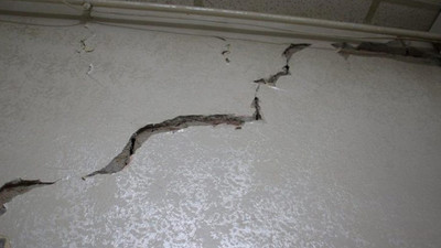 Elazığ depreminde hasar gören bina tahliye edildi