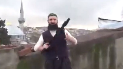 Elinde silahla çatıya çıkıp Noel Baba’nın gelmesini bekledi