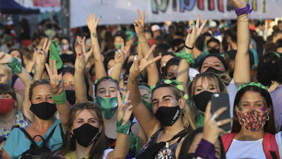 Kadınlar kazandı: Kürtaj yasağı kaldırıldı 