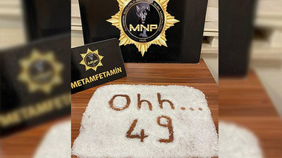 Muş'ta polis ekipleri ele geçirdikleri uyuşturucu maddelerle 'Ohh' yazdı