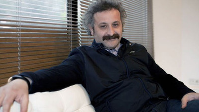 Onur Ünlü koltuk değnekleri ile yürüyor