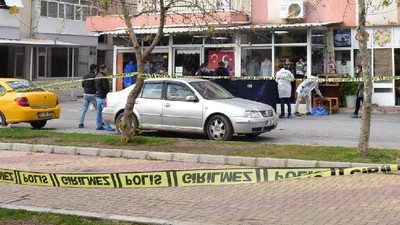 Sokak ortasında babasını sopayla döverek öldürdü