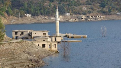 Su seviyesi düştü evler ortaya çıktı