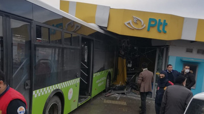 Adana’da belediye otobüsü PTT şubesine daldı