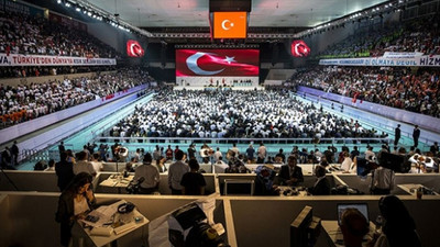 AKP kongresinde MHP'yi kızdıracak pankart